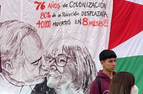 La defensa de estudiantes de la U. de Chile al lienzo con ilustración de Netanyahu besando a la rectora Rosa Devés