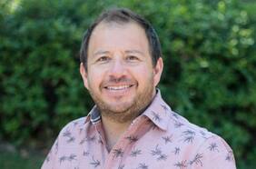 La ciencia del humor: bioquímico Gabriel León convierte la risa en una herramienta “seria” de comunicación