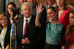 Sheinbaum promete profundizar “la Cuarta Transformación” de AMLO, mientras Morena arrasa frente a partidos tradicionales en las legislativas