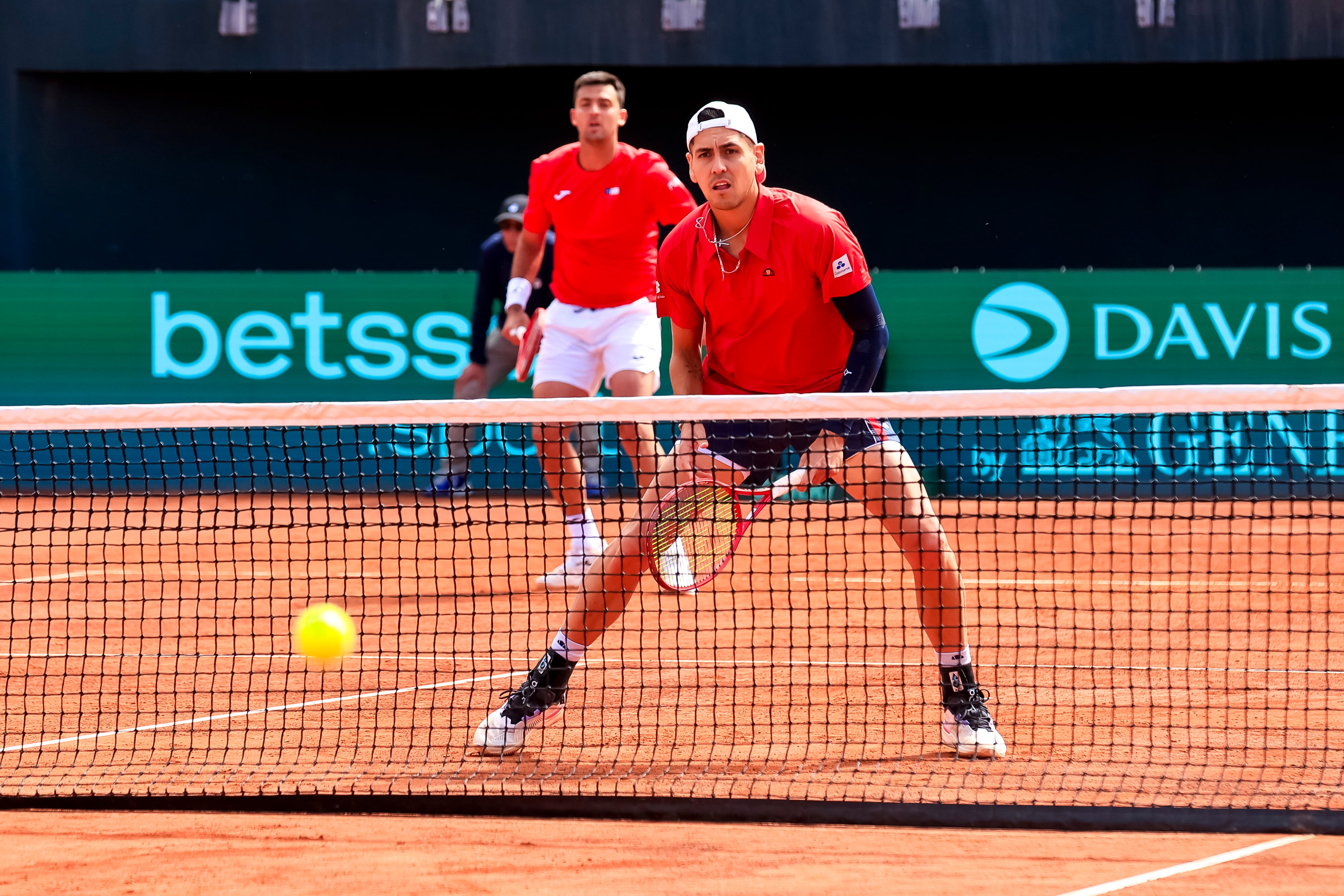 Fin al sueño chileno en Copa Davis: Tabilo y Barrios reaccionan tarde en los dobles y España sentencia la serie