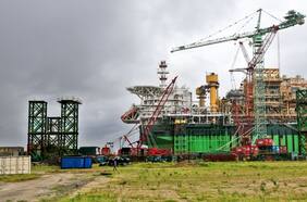 Los recortes de petróleo liderados por Arabia Saudita chocan con la avalancha de suministros alternativos