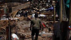 Grupo de damnificados del megaincendio de Valparaíso presenta querella por fraude al fisco