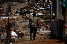 Grupo de damnificados del megaincendio de Valparaíso presenta querella por fraude al fisco