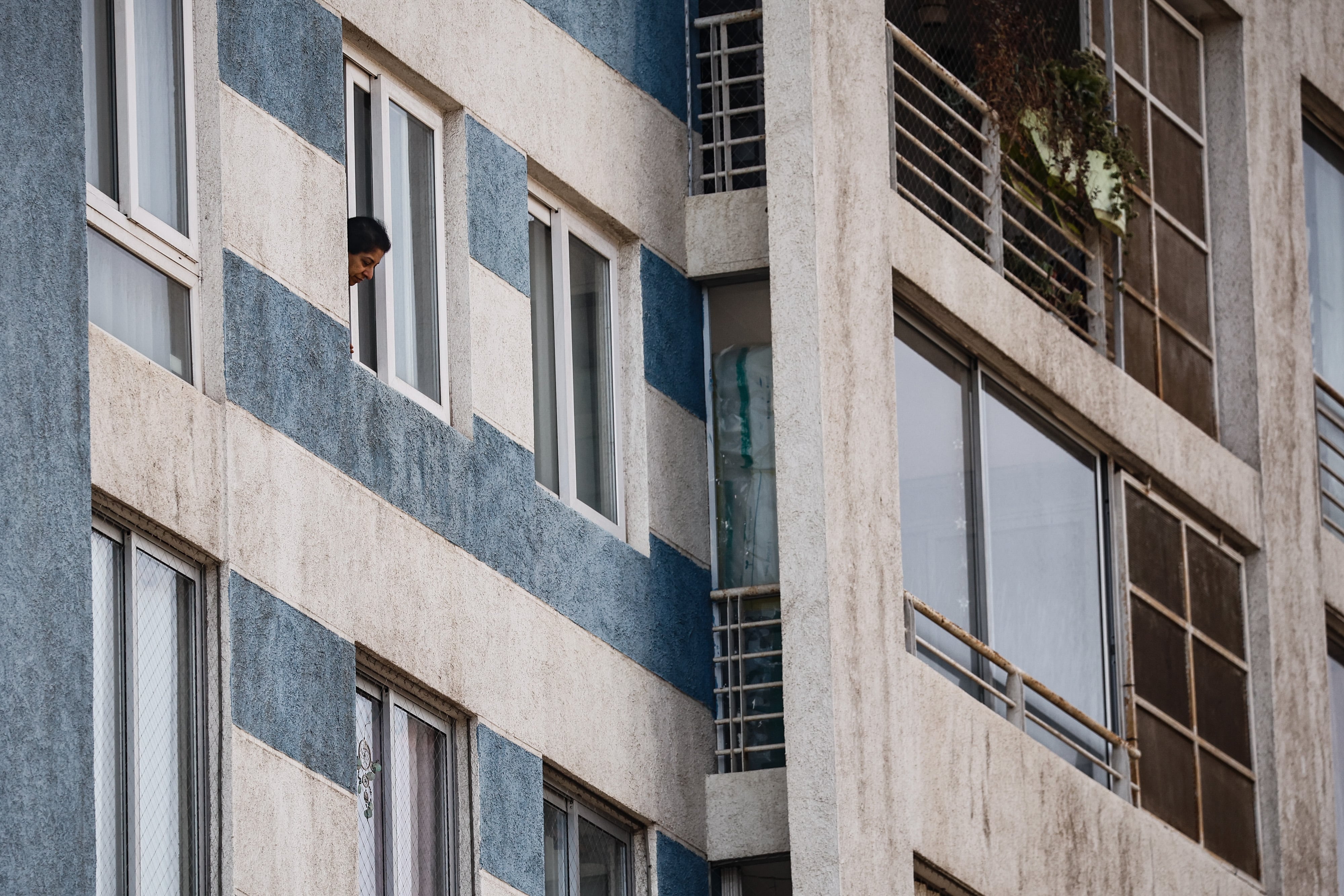 Ley que obliga a proteger de caídas a menores que vivan en edificios abre dudas sobre su implementación