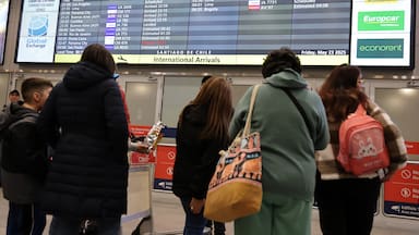 Tráfico aéreo de pasajeros del Aeropuerto de Santiago cierra el primer trimestre a la baja por primera vez desde 2021