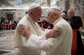 El Papa Francisco revela que en 2005 lo usaron para “bloquear la elección de Ratzinger y negociar un tercer candidato”