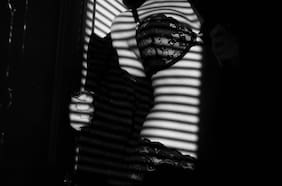 Una joven vende sus fotos íntimas, pero en realidad no existe: son creadas por Inteligencia Artificial