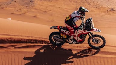 Juan Ignacio Cornejo remata segundo en la quinta etapa de las motos y escala posiciones en el Dakar