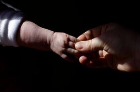 Tribunal ordena a Registro Civil inscribir a un niño como hijo de dos madres