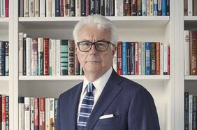 Ken Follet: “Quise narrar el fin de la Edad Oscura y el renacer de la civilización europea”