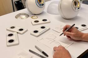 El modelo de negocios y el plan en Chile de la controvertida ex Worldcoin, ligada al creador de ChatGPT