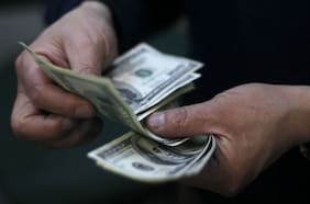 El dólar retoma el retroceso en medio de un nuevo máximo histórico del cobre