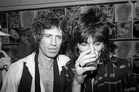 El día en que Ronnie Wood quiso lanzar a Keith Richards por la ventana (y otras historias de un salvaje)