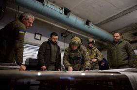 Zelensky afirma que situación en el frente es “extremadamente difícil” por retraso de ayuda militar de aliados