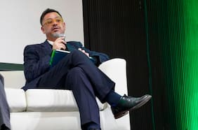 Pese a resistencia de Jara: Fernando Carmona reaparece defendiendo “salario vital” y PC recurre nuevamente a él