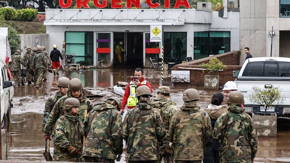 Más de mil voluntarios se suman a limpieza tras aluvión en Las Condes: municipio y Ejército dividen zonas de trabajo