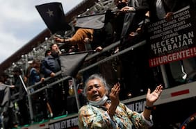 “No más recortes ni abandono a les trabajadores del arte”: artistas protestan a bordo de un camión en Plaza Baquedano