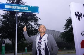 Una calle a su nombre y el primero en el Muro de Leyendas: el emotivo homenaje del Monterrey para Humberto Suazo