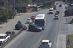 Detienen a cuatro adolescentes tras perpetrar encerrona y colisionar contra un bus de pasajeros en Calera de Tango