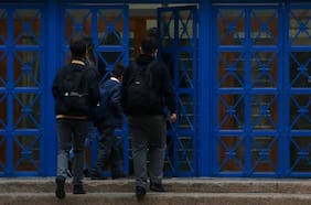 Decretan arraigo nacional para adolescente que portó un arma en colegio de Melipilla