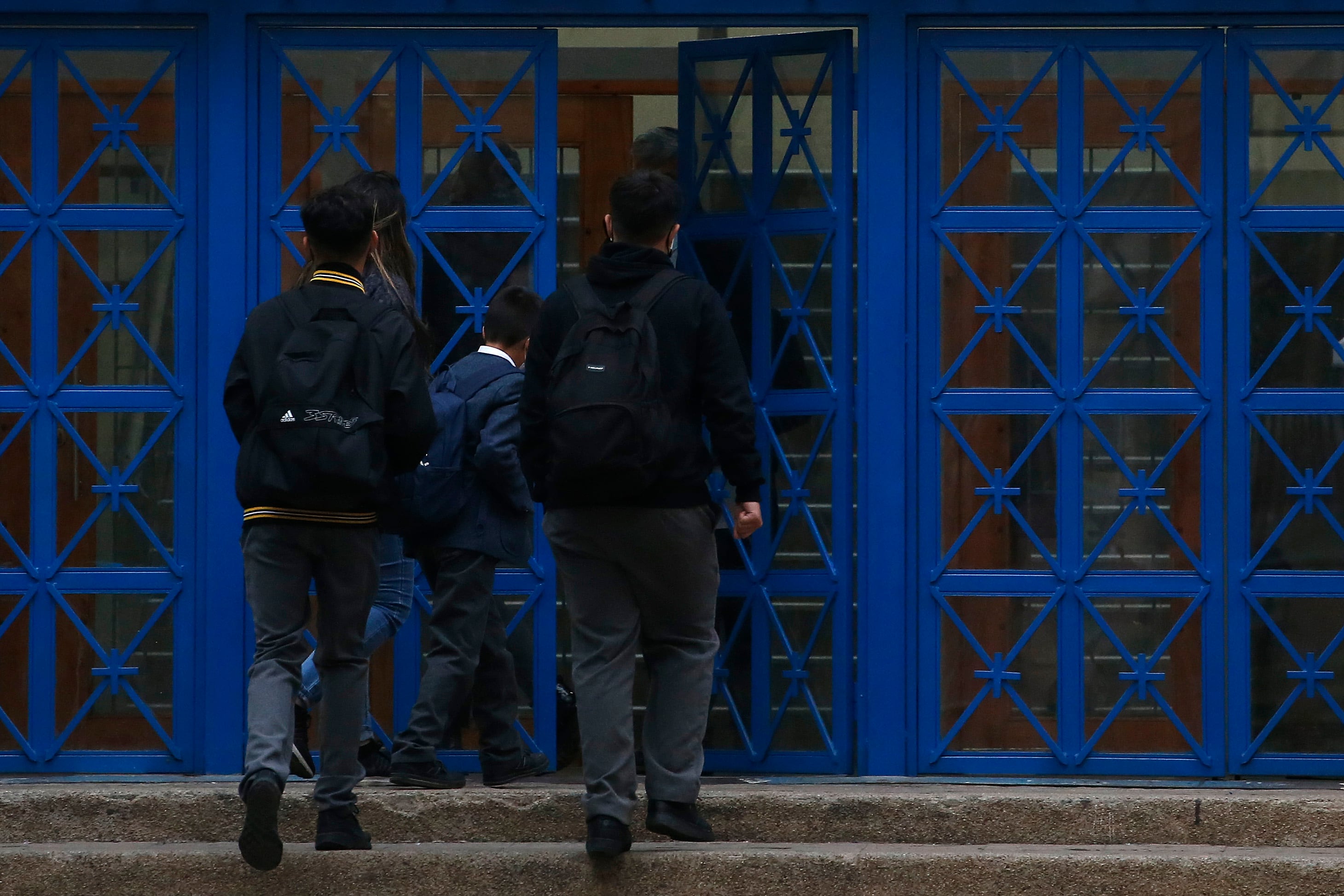 Superintendencia de Educación emite dictamen con los criterios para permitir detectores de metales en colegios