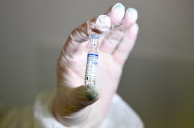 Estas son las vacunas que EEUU no acepta para ingresar al país; esta es la letalidad de Delta en Chile y Merck asegura tener una píldora que reduce en 50% riesgo de muerte: tres cosas que aprendimos del coronavirus esta semana