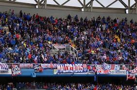 Disturbios en Concepción: hinchas de la U interrumpen el duelo ante el Campanil con fuegos artificiales