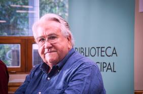 Exfiscal nacional económico lanza libro de poesía