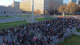 Marcha del Orgullo 2026 congrega a más 100 mil asistentes en el centro de Santiago