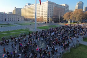 Marcha del Orgullo 2026 congrega a más 100 mil asistentes en el centro de Santiago