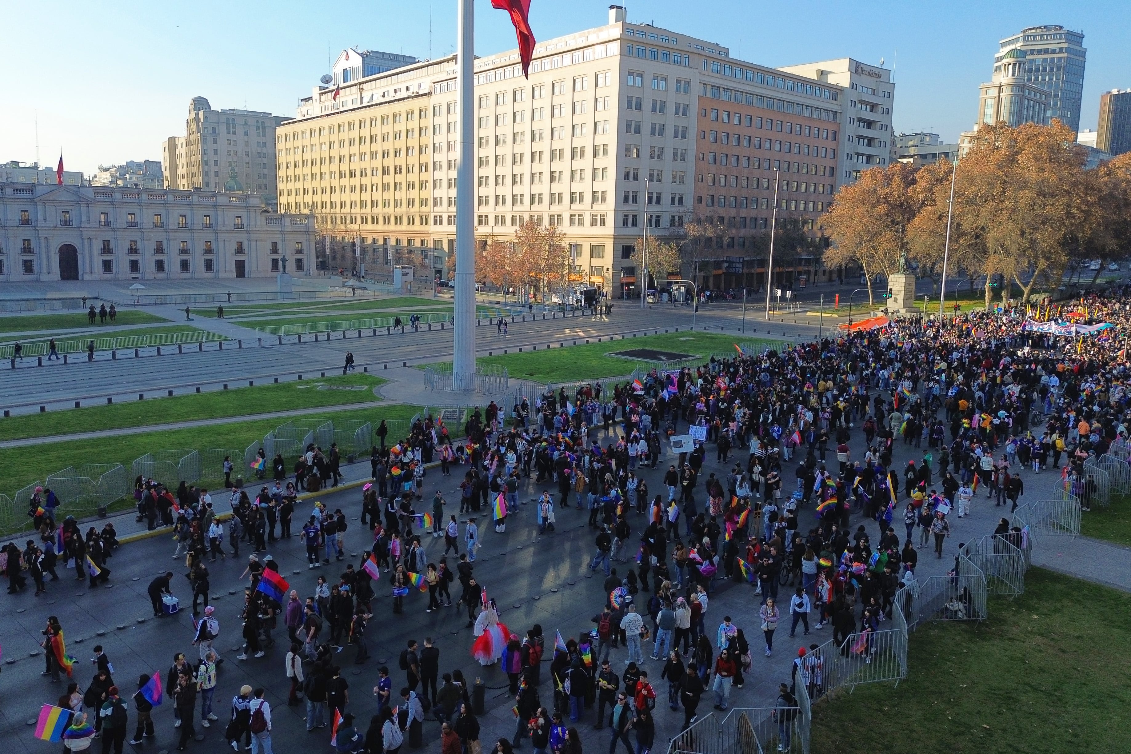 Marcha del Orgullo 2026 congrega a más 100 mil asistentes en el centro de Santiago