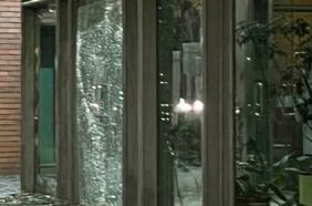 Indagan estallido en frontis de edificio en Las Condes: sujeto habría dejado mochila con explosivos