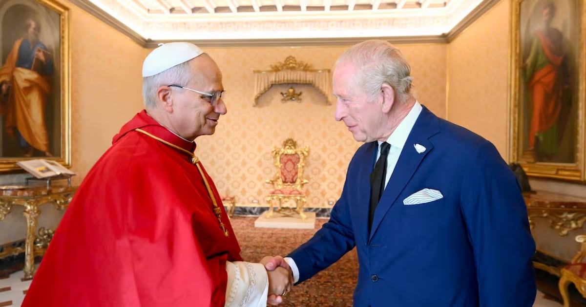 El Papa y el rey Carlos III rezan juntos: un momento histórico
