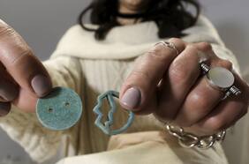 Egipto | Diseñadora crea joyas biodegradables con cáscaras de huevos y nueces