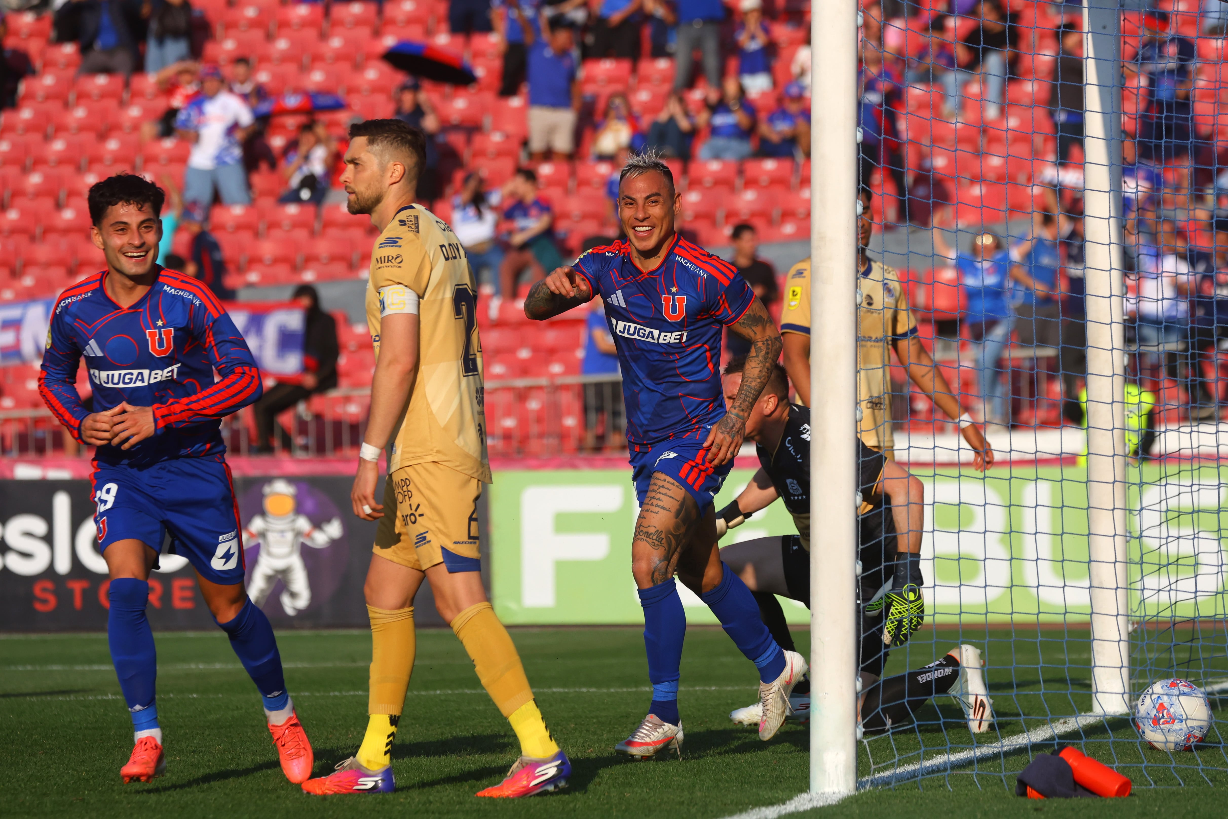 Jornada doble en el Nacional: la U se complica por su impericia pero accede a los cuartos de final de la Copa Chile