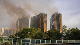 Ascienden a 128 los muertos por el enorme incendio de un complejo de rascacielos en Hong Kong