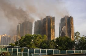 Ascienden a 128 los muertos por el enorme incendio de un complejo de rascacielos en Hong Kong