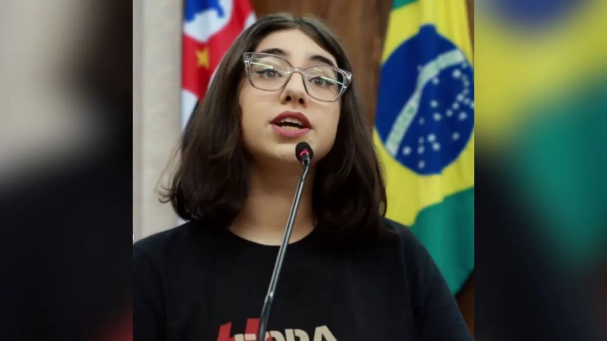 Eduarda Campopiano hablando en Praia Grande.