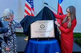 Embajada de EE.UU. rinde homenaje a diplomático que enfrentó a Pinochet