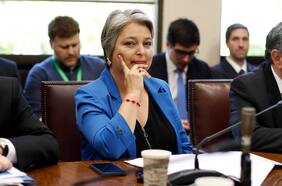 Jara envía mensaje a Matthei tras ofensiva por reforma de pensiones y defiende separación de la industria