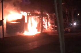 Tres buses son quemados por desconocidos en Peñalolén en medio de manifestaciones