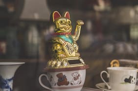 La historia de Maneki-neko, el gato japonés de la suerte que mueve la pata