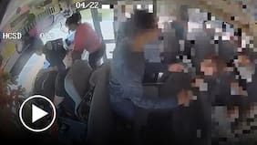 Conductora se desmaya al volante y estudiantes evitan una tragedia
