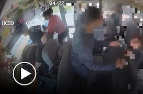 Conductora se desmaya al volante y estudiantes evitan una tragedia