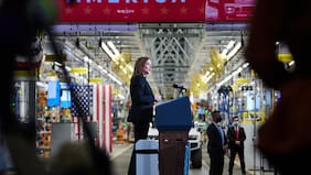 PIB de EE.UU. crece 2% en el primer trimestre y solicitudes de desempleo caen a mínimos desde 1969