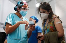 Casi 400 mil segundas dosis pendientes: la meta que debe cumplir la Región Metropolitana para atrasar el toque de queda