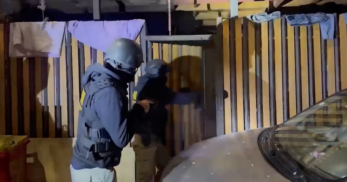 Prisión preventiva a banda criminal por robo a viviendas del sector oriente de Santiago: engañaban a asesoras del hogar