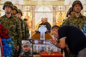 Miles de personas despiden en Belgrado al excomandante serbobosnio Mladic, condenado por crímenes de guerra