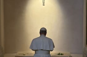 Papa León XIV visita y reza en tumba del fallecido Papa Francisco