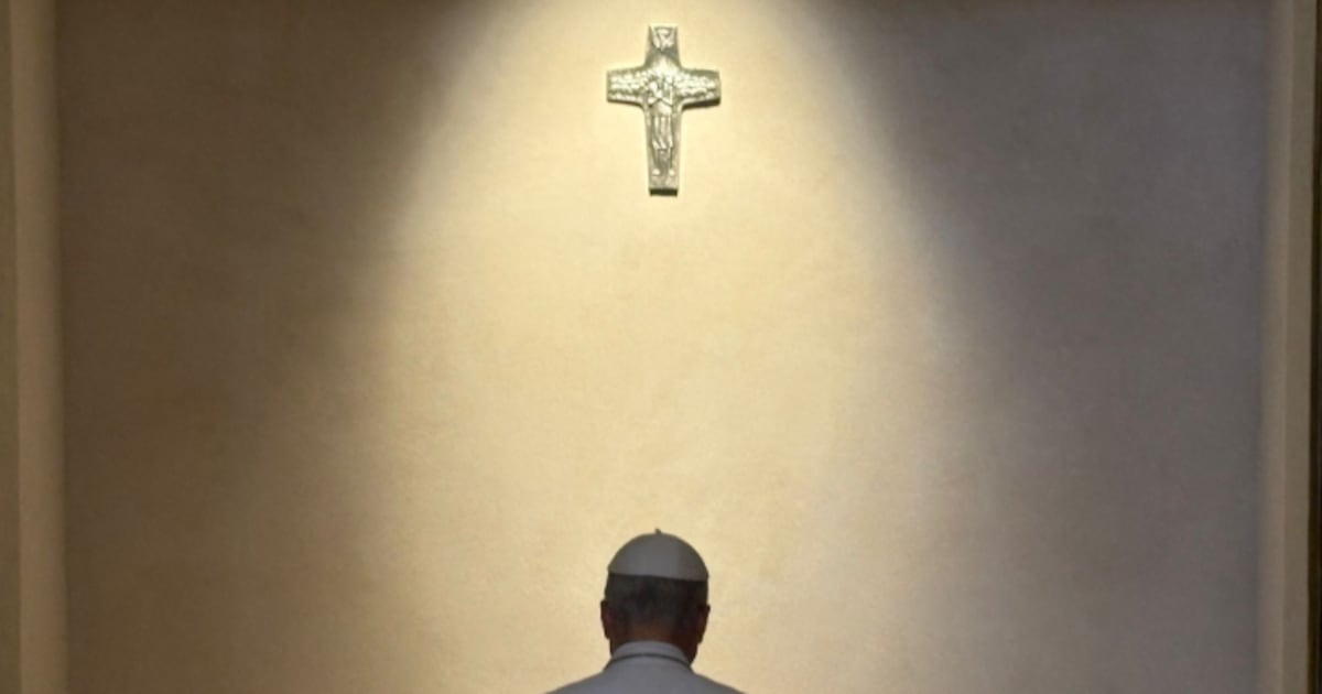 León XIV y la calma tras la tormenta: Un papado sin estridencias en tiempos convulsos